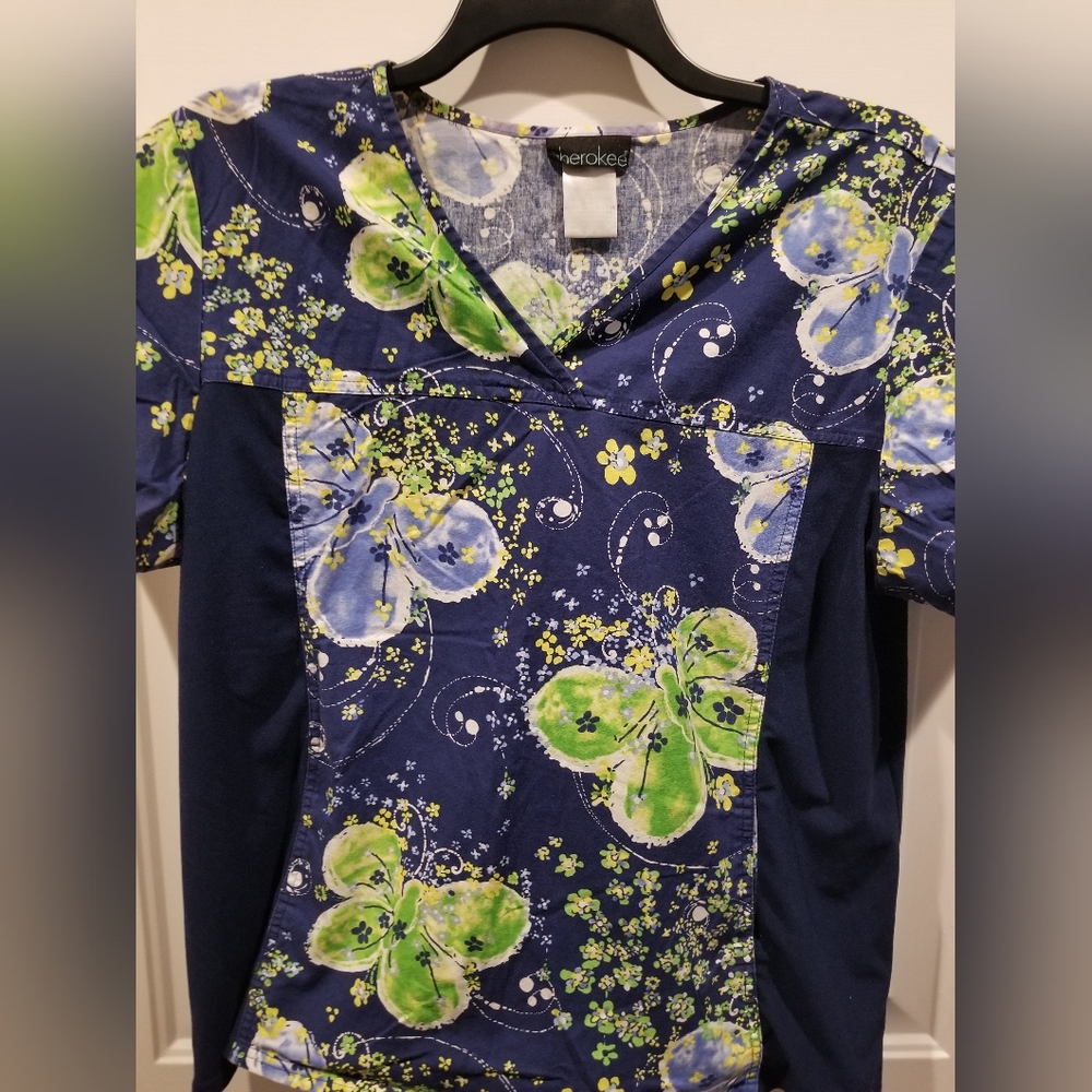 Cherokee womans scrub top size XL